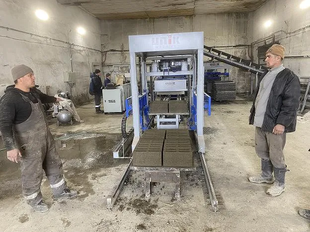 Miért kulcsfontosságú a szervóvibrációs technológia a betontömbgyártáshoz?